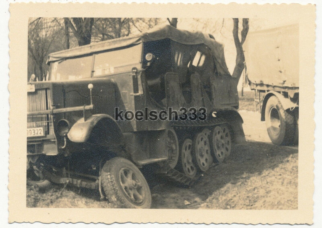 2 Fotos Panzer Halbkette mit Schild NICHT FAHRBEREIT am Kühler ! Sd.Kfz. Wrack !.