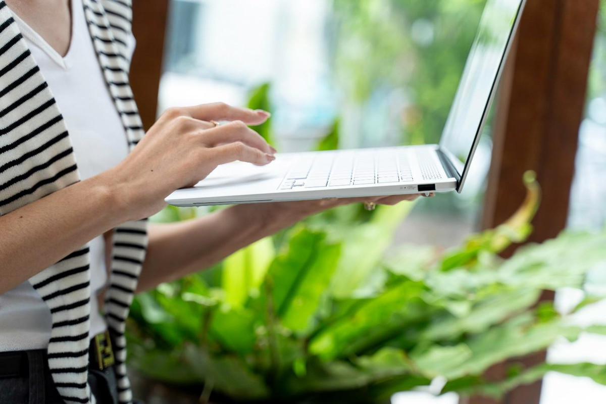 A person using a computerDescription automatically generated A person using a computerDescription automatically generated