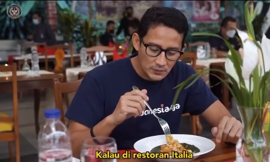 Menteri Pariwisata dan Ekonomi Kreatif Sandiaga Salahudin Uno saat mencicipi toge goreng di Taman Safari Indonesia.