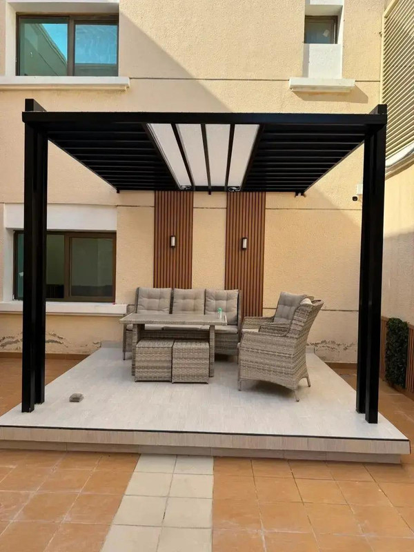 برجولة مع إضاءة ليلية