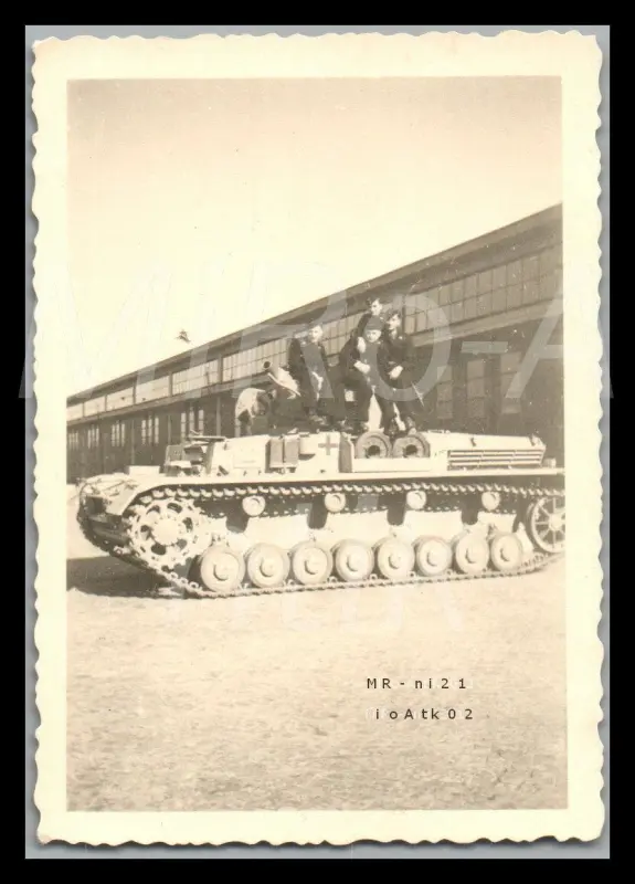 Foto, WK2, Nachl. Panzermann, Sagan POL, Panzer IV vor der Halle; L216L