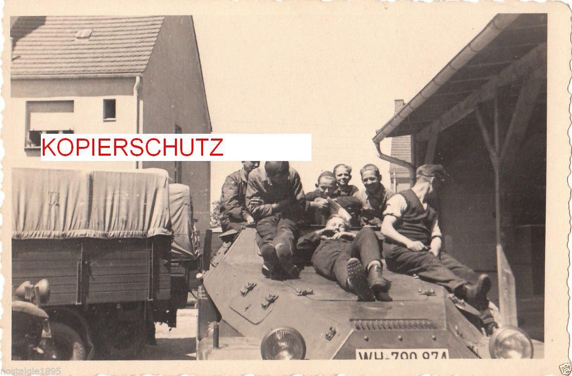 Soldaten mit Halbkette Hanomag in Werkstatt Löwe