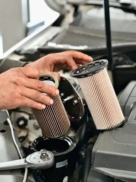 Dizel motor mazot filtresi eskisini yenisiyle değişimi yapıldığını anlatan fotoğraf
