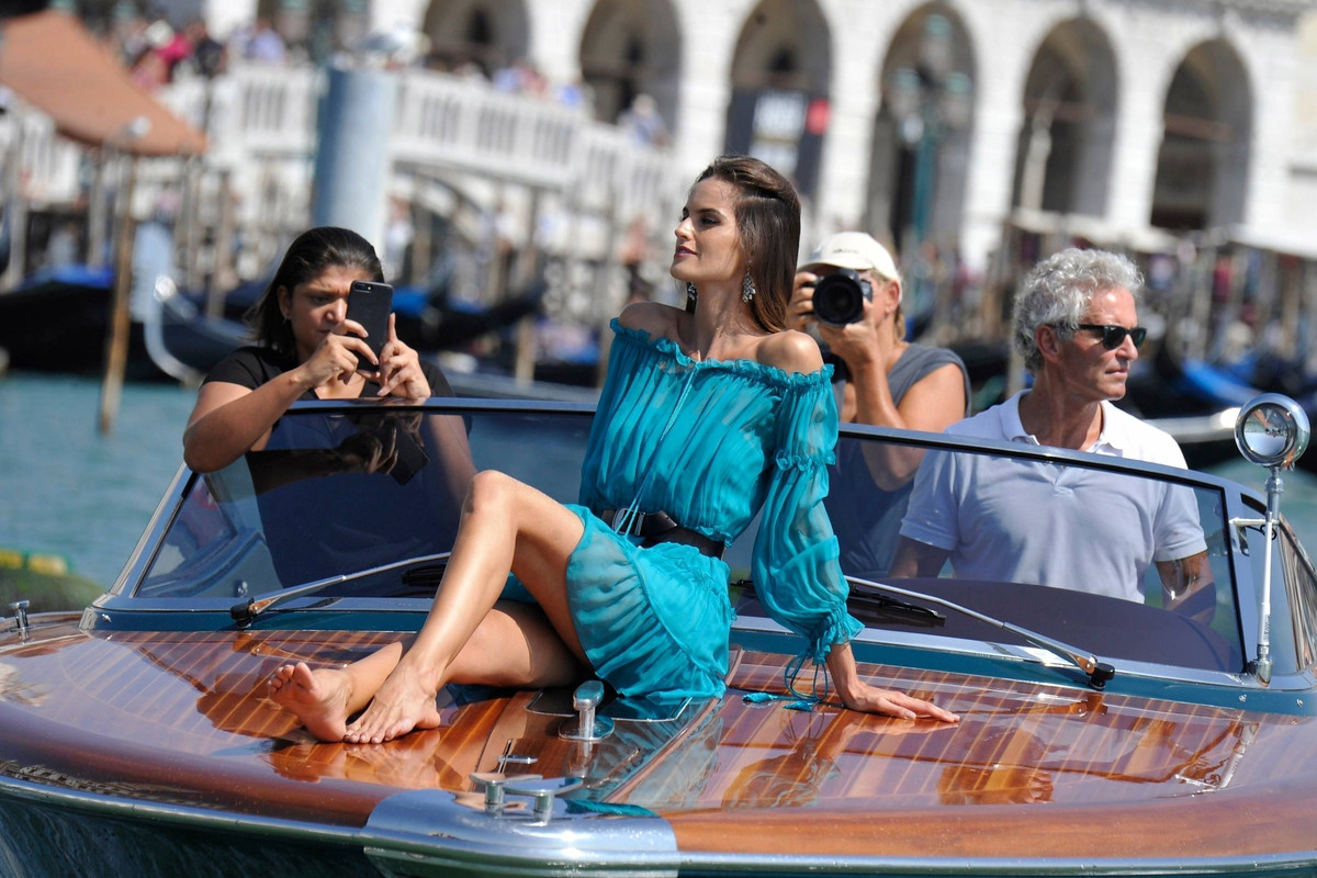 izabel-goulart-arriving-at-2017-venice-internati