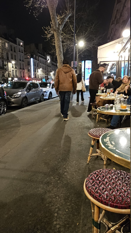 隨手拍一下街道,在戶外座位區的視角