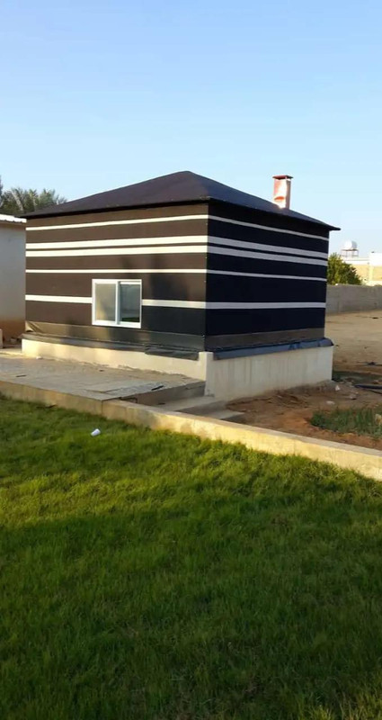 خيمة ملكية مع مدخل مضيء