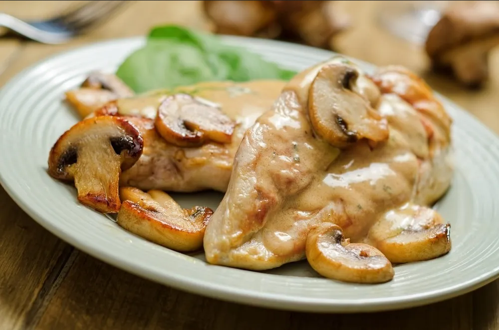 ¿No sabes qué comer? Haz esta receta fácil de pollo con salsa de champiñones