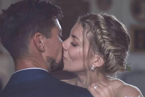 anais-reportage-couverture-couple-bisous-embrassade-homme-femme