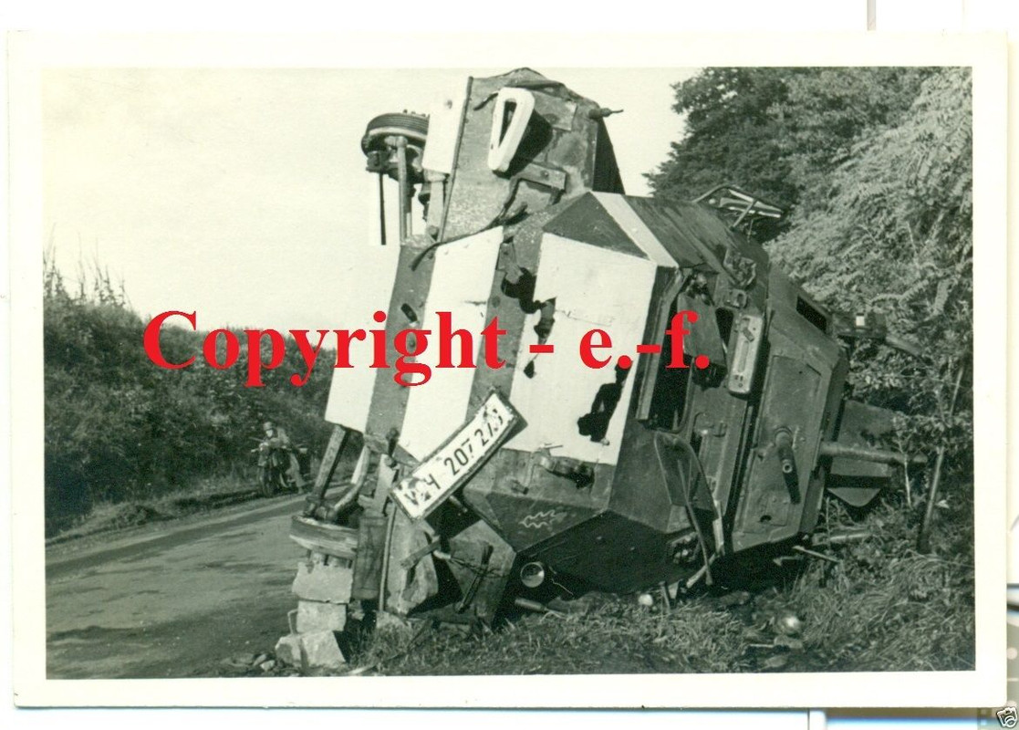 FOTO - FRANKREICH - FAHRZEUG  SdKfz PANZERSPÄHWA
