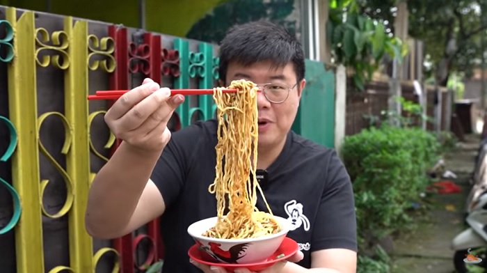 Pemilik akun Youtube Anak Kuliner ketika mencicipi sajian mi ayam bumbu rendang di Mie Ayam Mang Oyo.