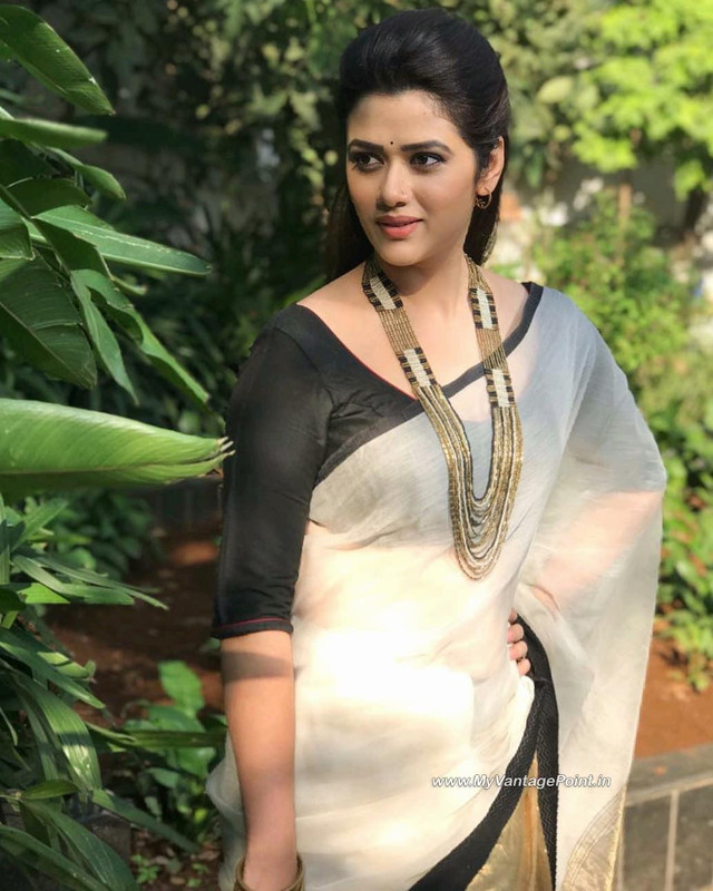 7-Marathi-Mulgi-Girija-Oak-Godbole-Photos-Wallpapers-in-Traditional-Look-My-Vantage-Point