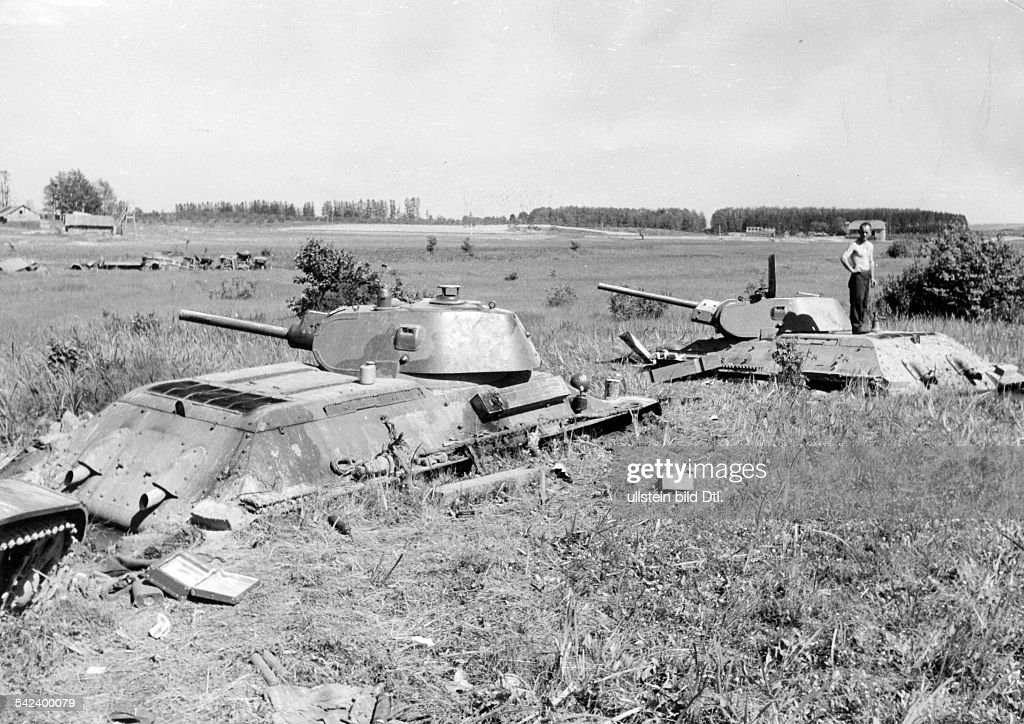 sowjetische Panzer T34A, die in einemSumpfgelaende unversehrt in deutsche Haende fielen- Juli 1941