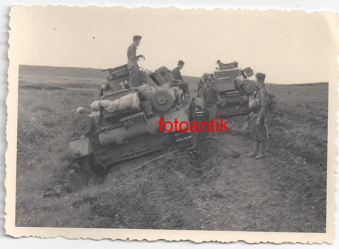 Foto 2 WK,Panzer III mit Kennung Nr. 11,viel Ausrüstung, Marsch 