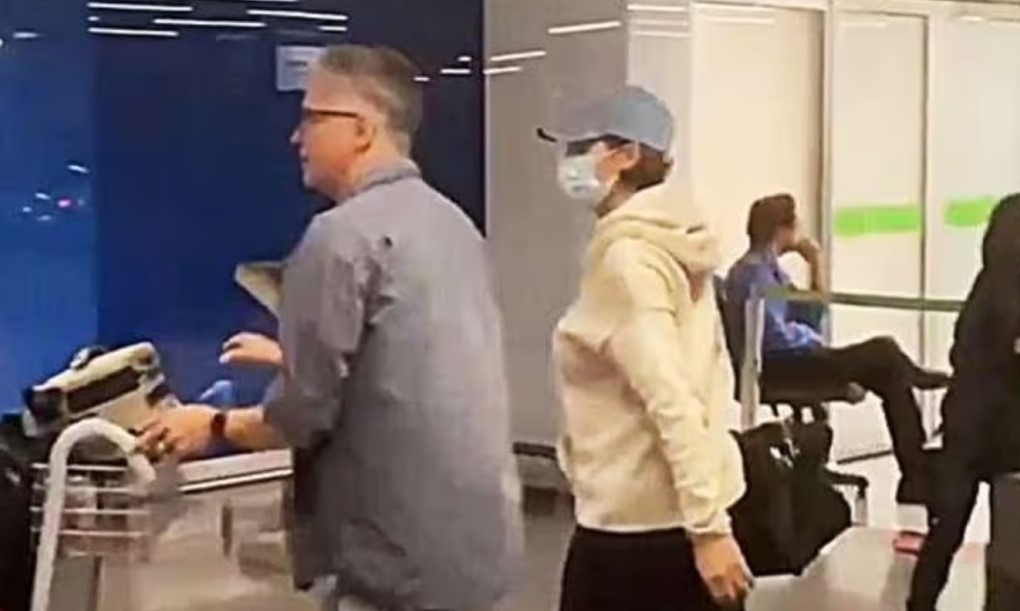 Michelle Bolsonaro desembarcando em Brasília © Reprodução