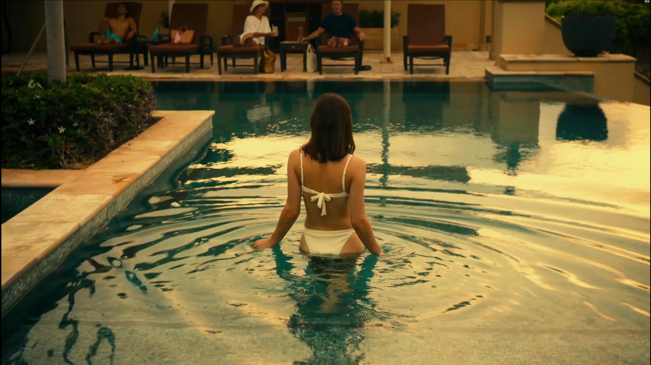 Alexandra Daddario - The White Lotus S01E01 (2021) 2160p Web.mp4_snapshot_04.28.017