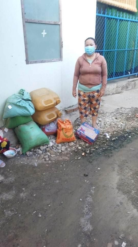 Hình ảnh phát gạo mì cho khu cách ly "Hòn Rớ" Nha Trang 9