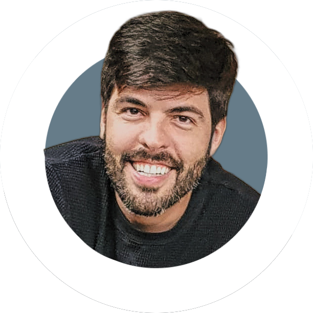 Homem se esforçando bastante para realizar anotações. Cômico.
