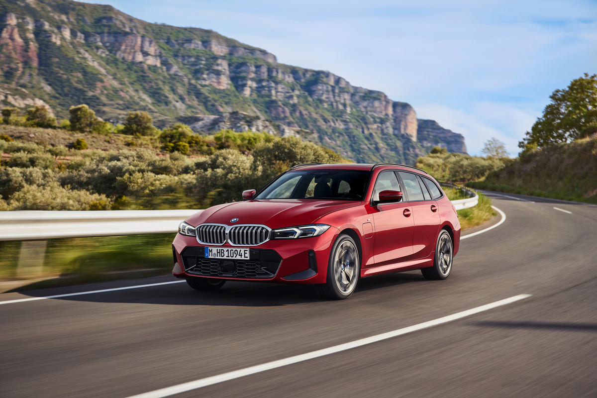 P90549645_highRes_the-new-bmw-330e-tou