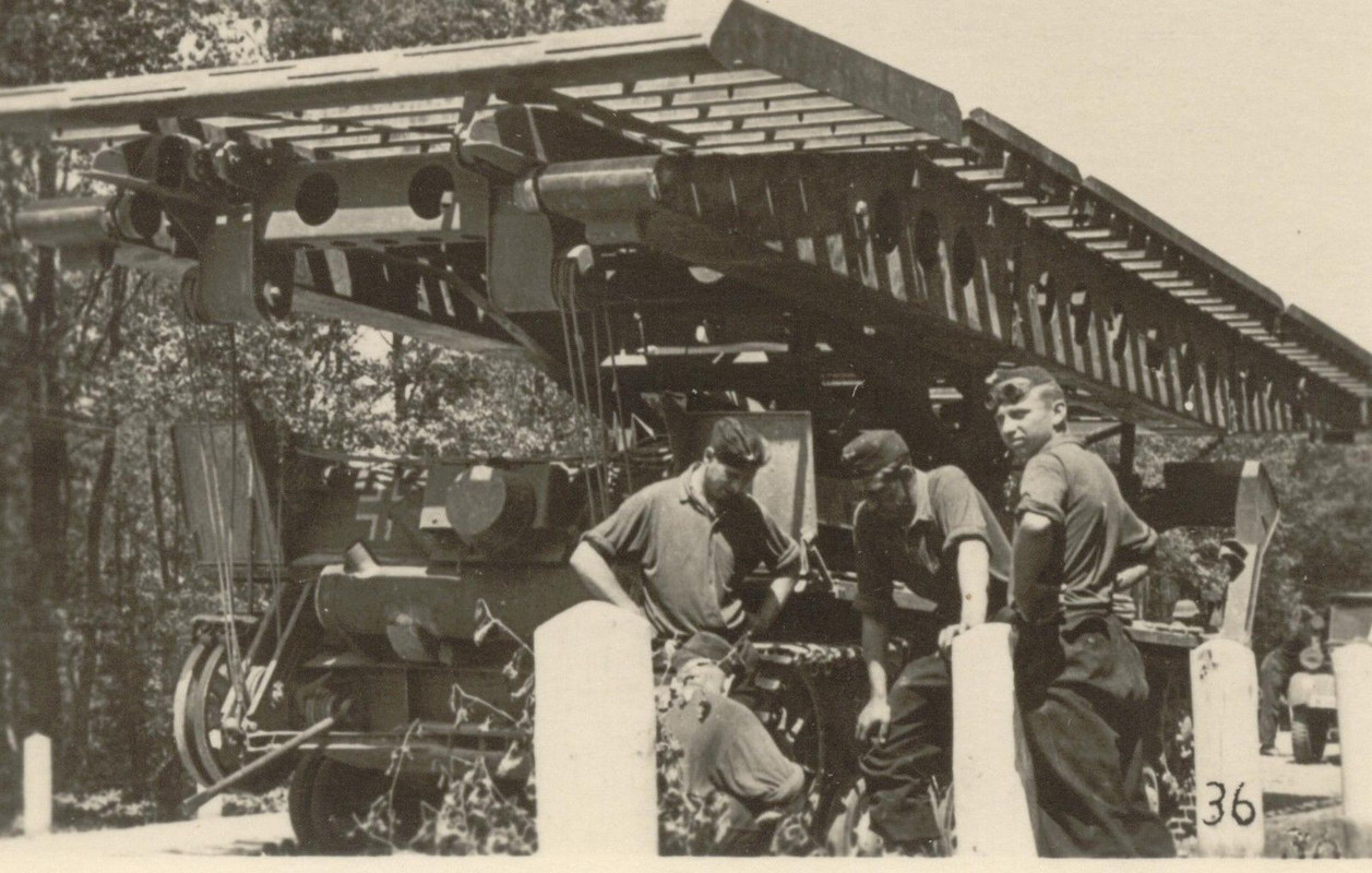 Foto, deutscher Panzer, Brückenleger mit Besatzu