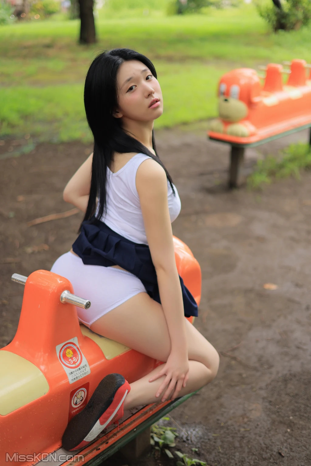 Yeon Woo (연우) 白背心蓝短裙写真，户外的自然与活力插图1