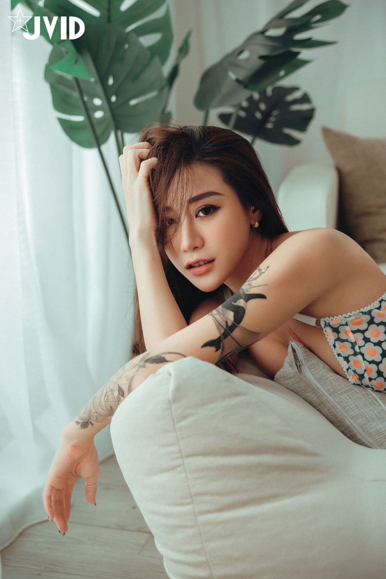 jvid写真雙囍《我の美乳室友》，沙发边的，性感与活力插图7