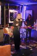 Kate Hudson performing