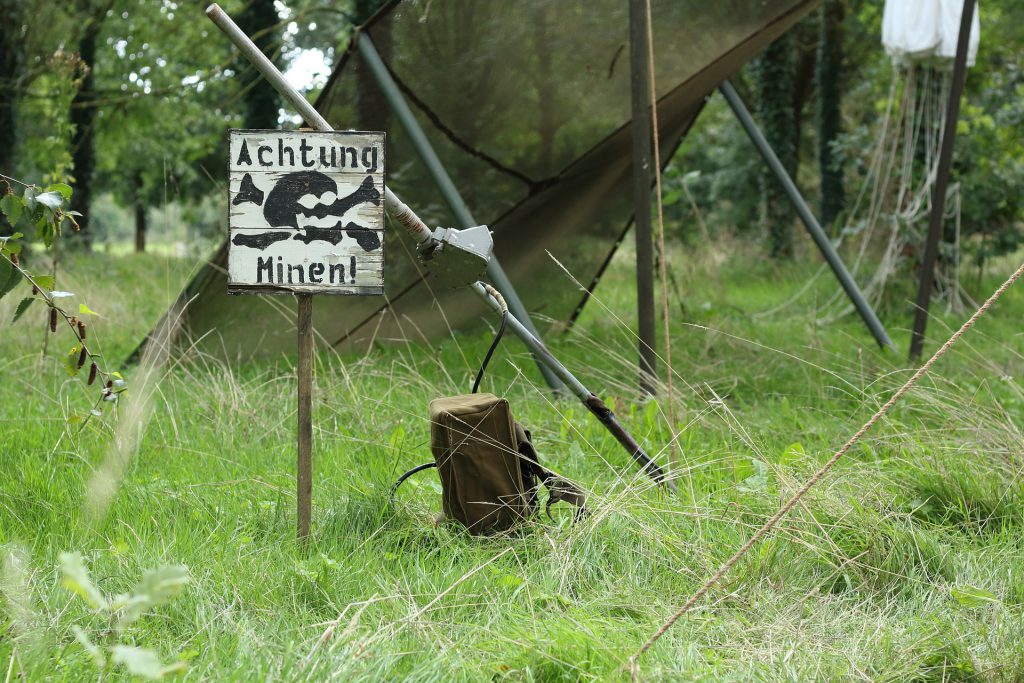 Atrapado sobre una bomba de la Segunda Guerra Mundial mientras limpiaba el jardín