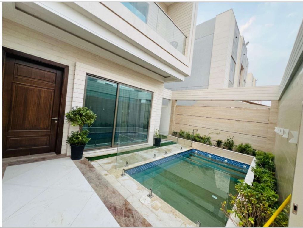 مسبح فاخر في فيلا بعجمان يمنح أجواء استرخاء ورفاهية، محاط بتصميم أنيق ومساحات خارجية مريحة.