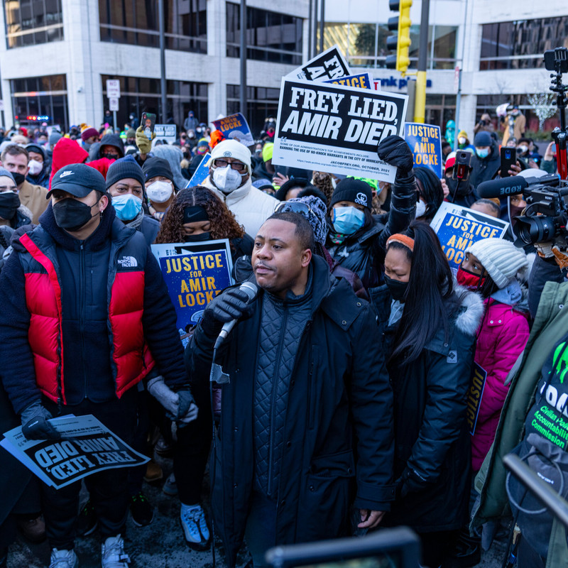 Se desatan protestas en Minneápolis luego que policía que mató a afromericano