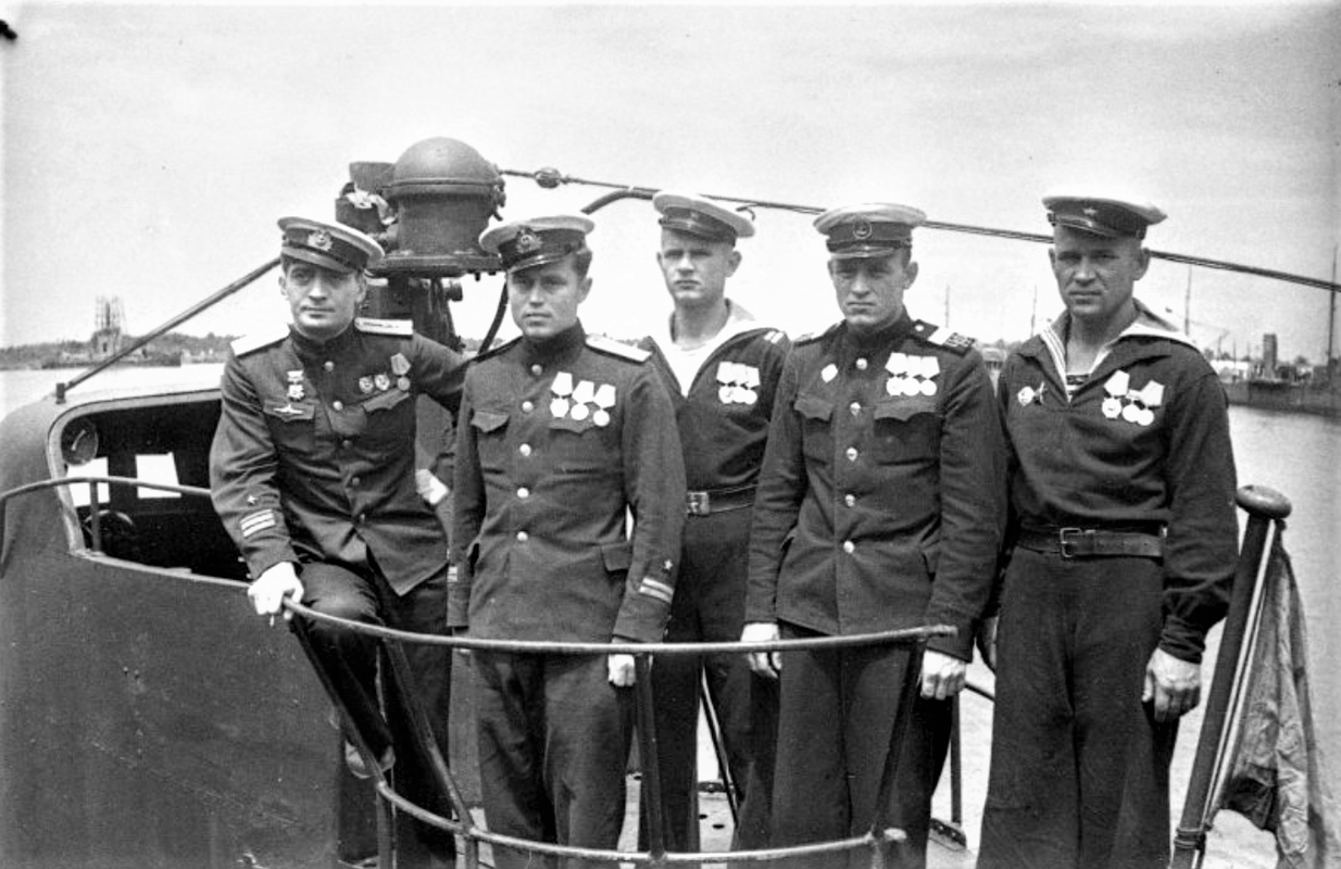 М-117 в конце мая начале июня 1944 года, но до 20.06.44г. Слева направо стоят ком М-117 капитан-лейт