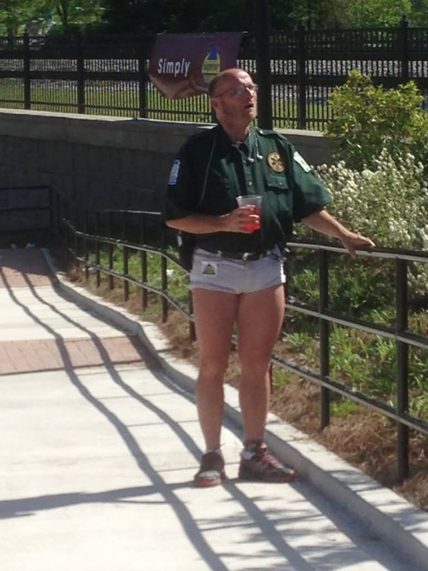 Funny-Shorts-Wearing-Cop-Picture-3355768115