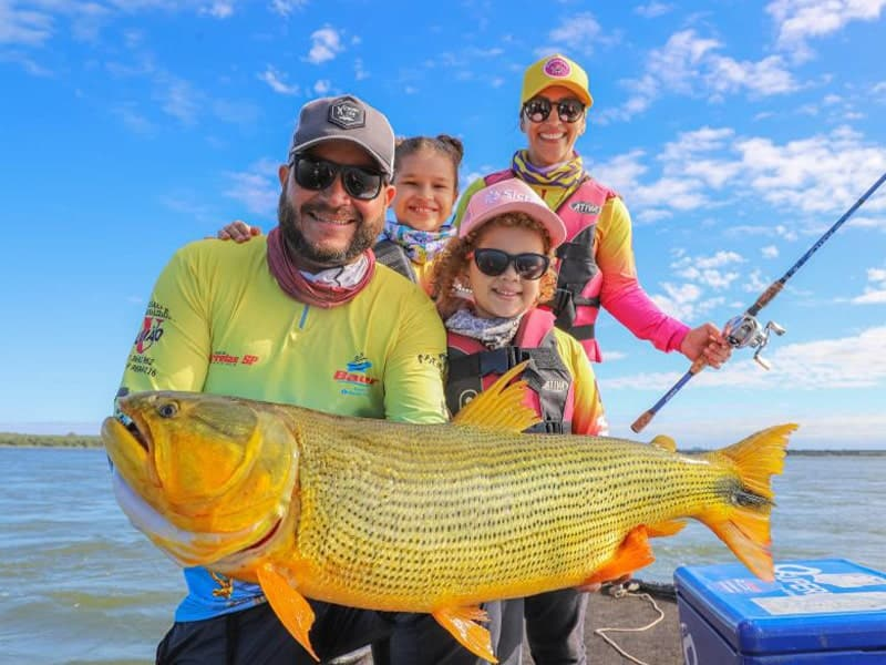 Pescador lanzando la caña al atardecer