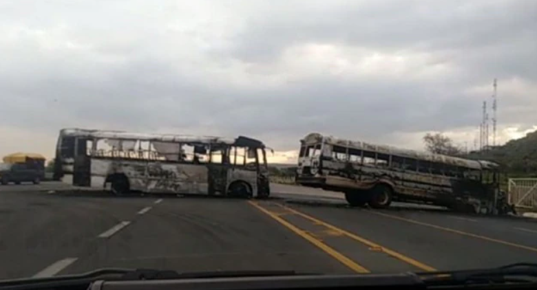 Bloqueos carreteros paralizan Zacatecas; grupos armados responden a Ejército