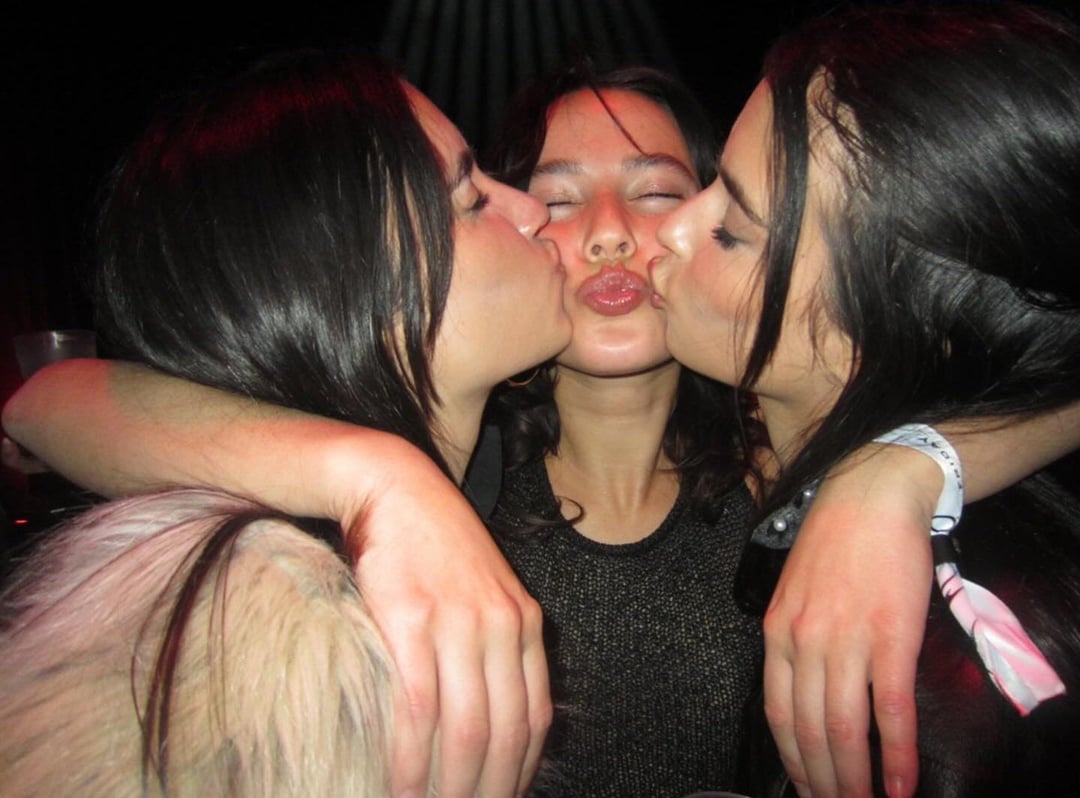 [Εικόνα: elisha-and-renee-kissing-sierra-brave-v0...h30ec1.jpg]