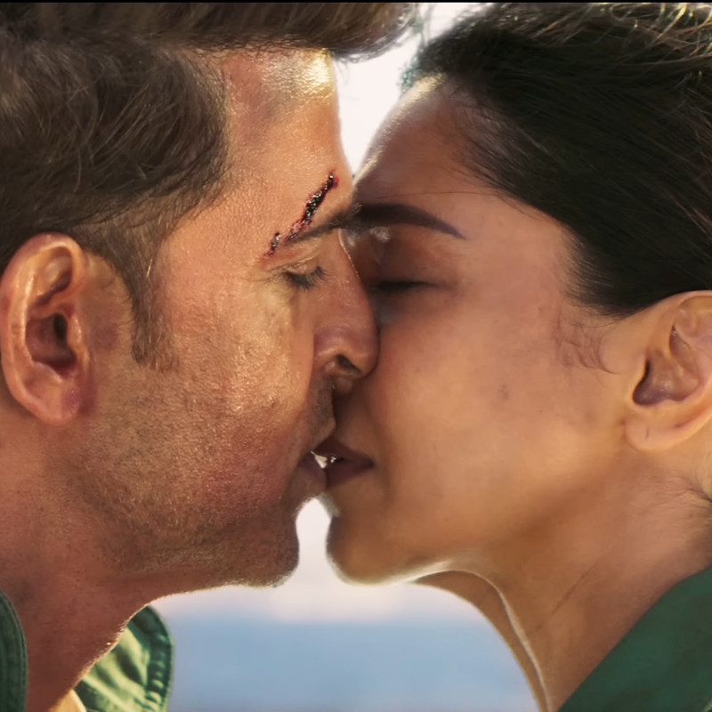kiss-scene-of-deepika-padukone-in-fighter-2024-movie-with-hrithik-roshan