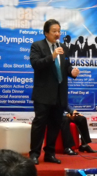 Dalton Tanonaka, pembawa acara Amerika, yang dikenal menjadi pembawa acara Indonesia Now , di Metro TV (stasiun TV lokal Indonesia).