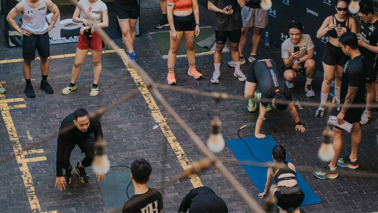 Buổi tập nhóm Hybrid Training ngoài trời với dây nhảy và bài tập functional