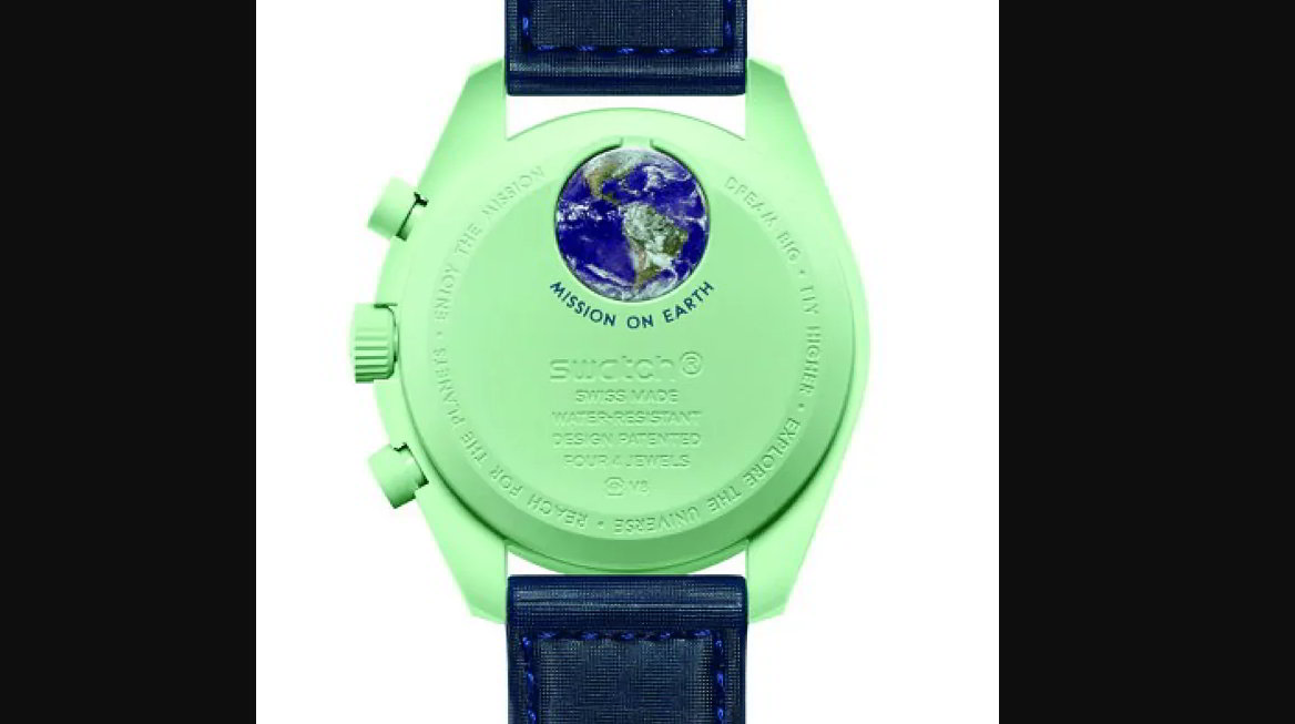 Foto Orologio Swatch Omega: Retro di Bioceramic MoonSwatch The Earth, con incisione del pianeta