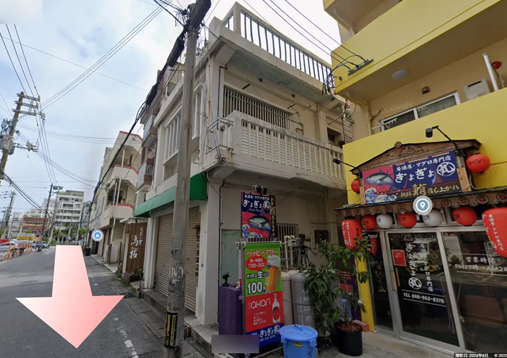 居酒屋ぎょぎょ丸の看板が目印の黄色い建物。直進して近づく様子