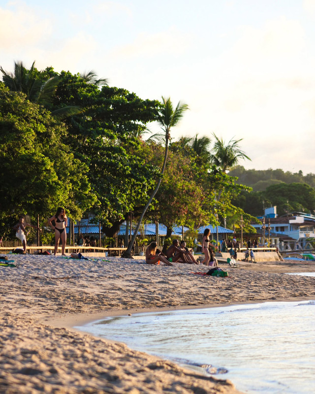 Vista panorâmica da Praia da Boca da Barra com águas azuis e vegetação tropical