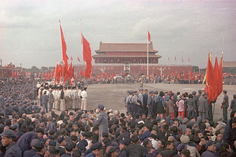 Провозглашение Китайской Народной Республики 1 октября 1949 г. Провозглашение Китайской Народной Республики 1 октября 1949 г. снимке, Владиславович, Владислав, Микоша, серой, куртке, СНИМКОВ, МНОГОМНОГО, КАТОМ, фотокинооператор, советский, случаю, октября, Тяньаньмэ́нь, площади, провозглашение, Китайской, автор, республики, Народной