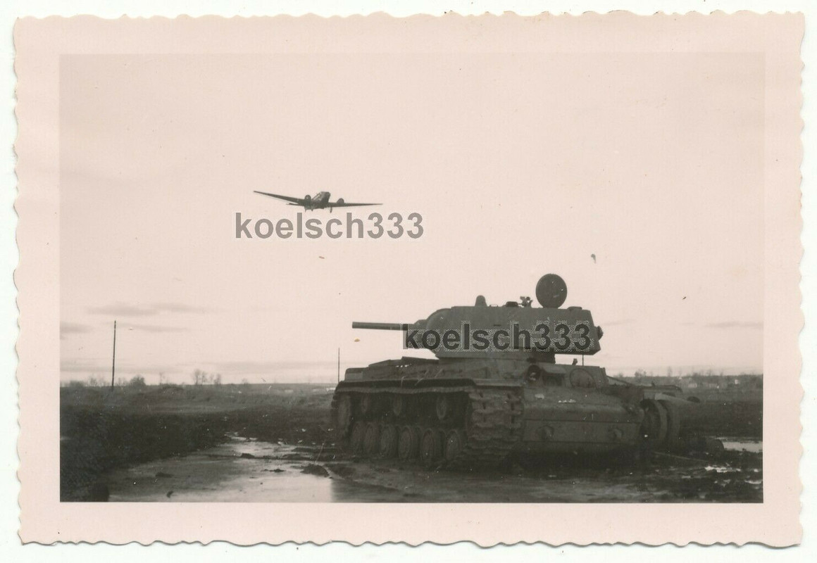 Foto Ju 52 Flugzeug über russischem KW I Panzer Wrack