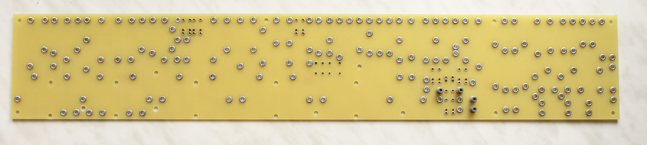 Eyeletboard_100W_w_eyelets_top