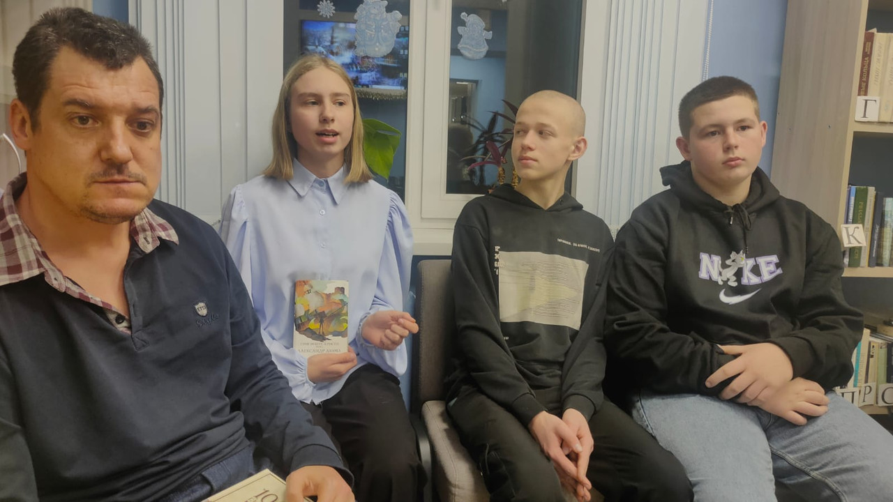 Юля с книгой