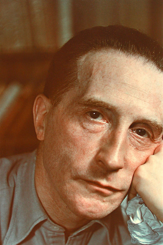 Marcel-Duchamp-head-supported-on-his-first-Paris-1939