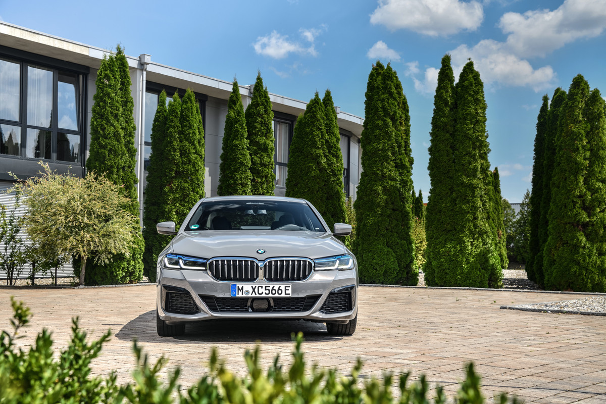P90395444_highRes_the-new-bmw-545e-xdr