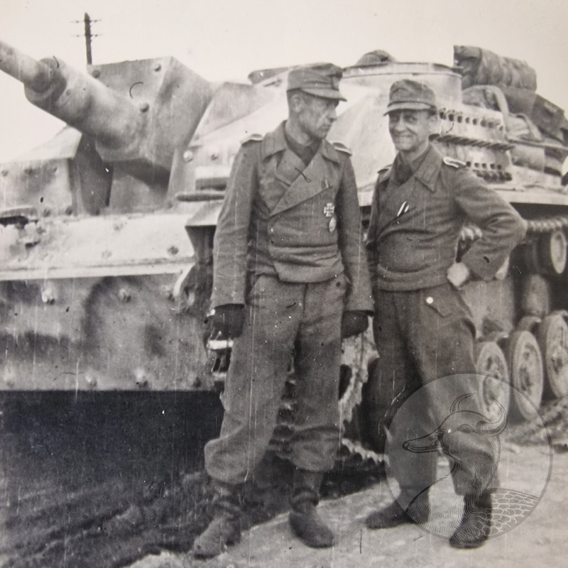 Foto 2WK Wehrmacht Sturmgeschütz StuG III Panzer Soldaten (2)