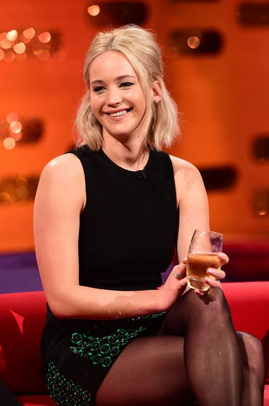 jennifer-lawrence-at-the-graham-norton-show-in-london-12-17-2015