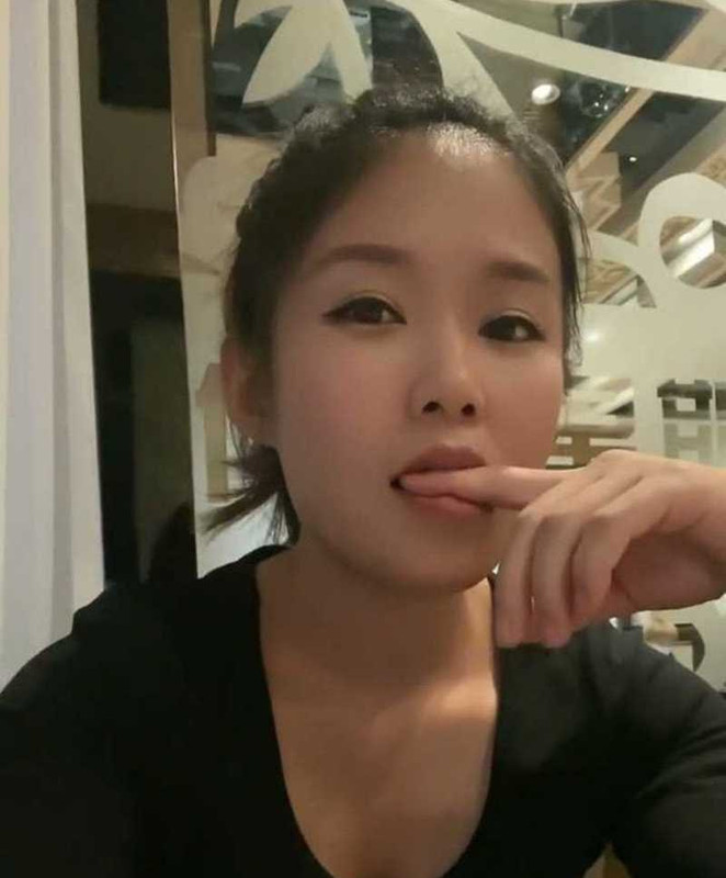 X5黑龙江已婚少妇 于春妹 真骚啊！长得美艳，身段火辣，奶子又大又圆！跟炮友婚内偷情，淫照性爱视频全被流出！视频里她穿开档黑丝，被无套爆操，小穴操的那是白浆四溢啊，还有内射流精的特写镜头！而且拍了多段