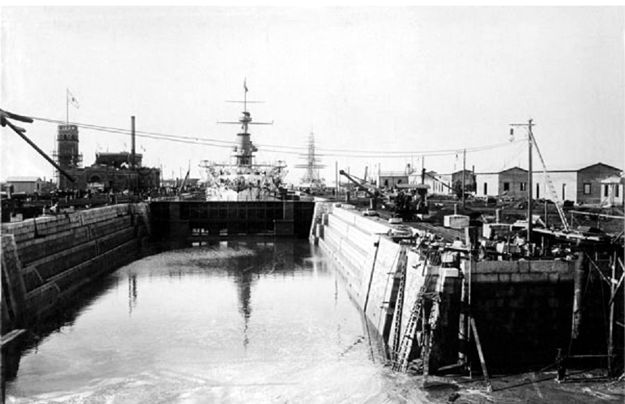 ARA-Garibaldi-en-el-dique-del-Puerto-Militar-cerca-de-Bah-a-Blanca-8-mar-1902-A-popa-est-la-frag.jpg